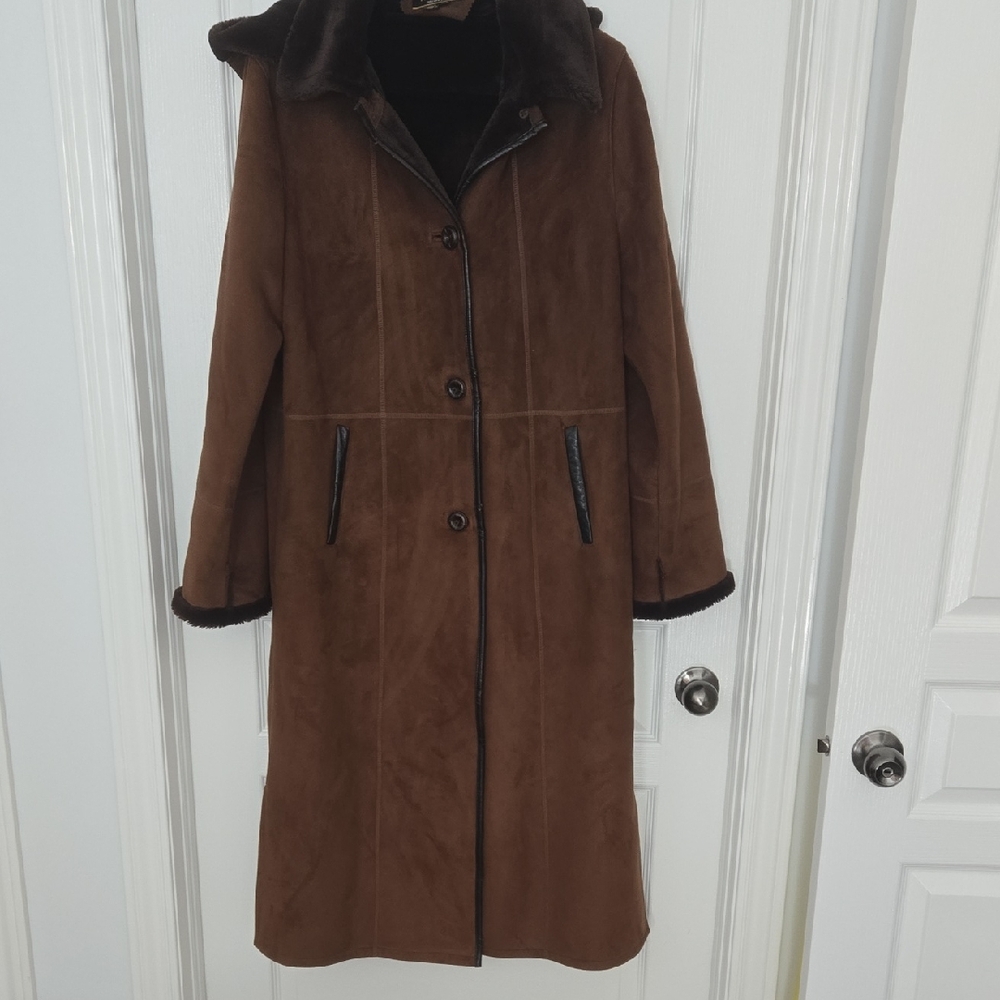 Elegant Brown Trench Coat with Faux Fur